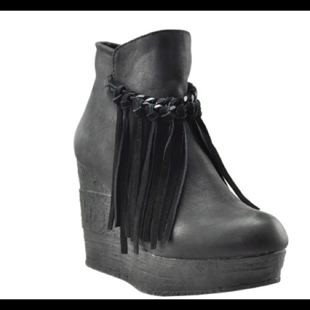 Black Wedges